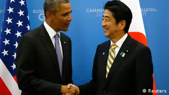 U.S. President Barack Obama (L) shakes hands with Japanese Prime Minister Shinzo Abe at the G20 Summit in St. Petersburg, Russia September 5, 2013. REUTERS/Kevin Lamarque (RUSSIA - Tags: POLITICS BUSINESS)