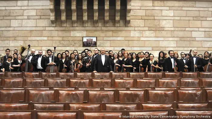 Istanbul University State Conservatory Symphony Orchestra unter dem künstlerischen Leiter Ramiz Malik Aslanov