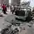Zerborstene Fahrzeuge am Ort des Bombenanschlags (Foto: EPA/KHALED ELFIQI)