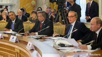 Барак Обама (крайний слева) и Владимир Путин (крайний справа) во время на заседании двадцатки в Санкт-Петербурге