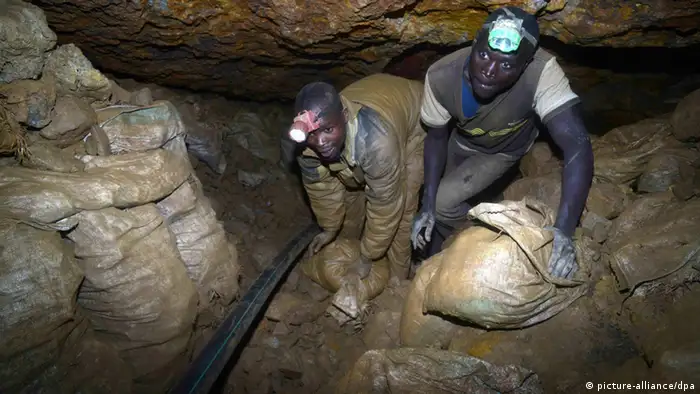 Des mineurs transportent l'or convoité dans une mine à une centaine de kilomètres de Goma en RDC