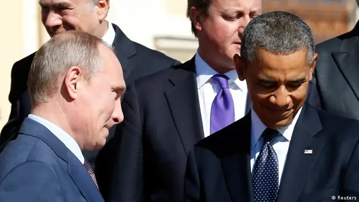 Russian President Vladimir Putin (L) walks past U.S. President Barack Obama (R) during a group photo at the G20 Summit in St. Petersburg September 6, 2013. REUTERS/Kevin Lamarque (RUSSIA - Tags: POLITICS TPX IMAGES OF THE DAY BUSINESS)