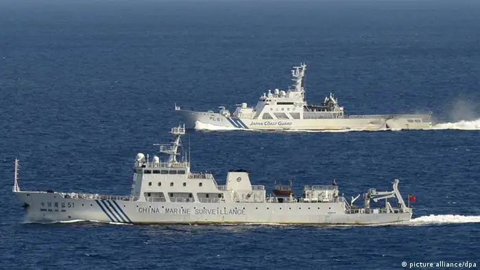 [34090654] Inselstreit zwischen Japan und China ©Kyodo/MAXPPP - 14/09/2012 ; NAHA, Japan - Photo from a Kyodo News aircraft shows the Chinese marine surveillance ship Haijian 51 (front) in Japanese territorial waters near the Japan-controlled Senkaku Islands in the East China Sea on Sept. 14, 2012. China also claims the islets and calls them the Diaoyu Islands. At back is a patrol ship of the Japan Coast Guard. (Kyodo)