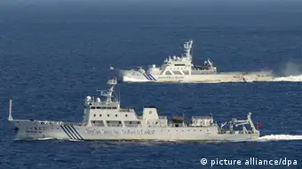 [34090654] Inselstreit zwischen Japan und China ©Kyodo/MAXPPP - 14/09/2012 ; NAHA, Japan - Photo from a Kyodo News aircraft shows the Chinese marine surveillance ship Haijian 51 (front) in Japanese territorial waters near the Japan-controlled Senkaku Islands in the East China Sea on Sept. 14, 2012. China also claims the islets and calls them the Diaoyu Islands. At back is a patrol ship of the Japan Coast Guard. (Kyodo)