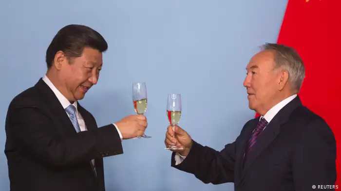 Kazakhstan's President Nursultan Nazarbayev (R) and his Chinese counterpart Xi Jinping toast after signing bilateral documents in Astana September 7, 2013. REUTERS/Shamil Zhumatov (KAZAKHSTAN - Tags: POLITICS)