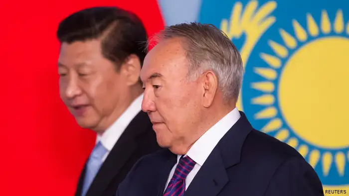 Kazakhstan's President Nursultan Nazarbayev (front) and his Chinese counterpart Xi Jinping walk to sign bilateral documents in Astana September 7, 2013. REUTERS/Shamil Zhumatov (KAZAKHSTAN - Tags: POLITICS)