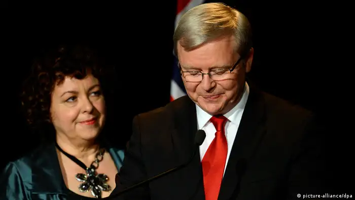 epa03855895 Outgoing Austrialian Prime Minister Kevin Rudd (R) concedes defeat next to his wife during the Labor Party's election night event in Brisbane, Australia, 07 September 2013. Tony Abbott's conservative coalition prevailed over Rudd's Labor Party in parliamentary elections. EPA/DAN PELED AUSTRALIA AND NEW ZEALAND OUT +++(c) dpa - Bildfunk+++