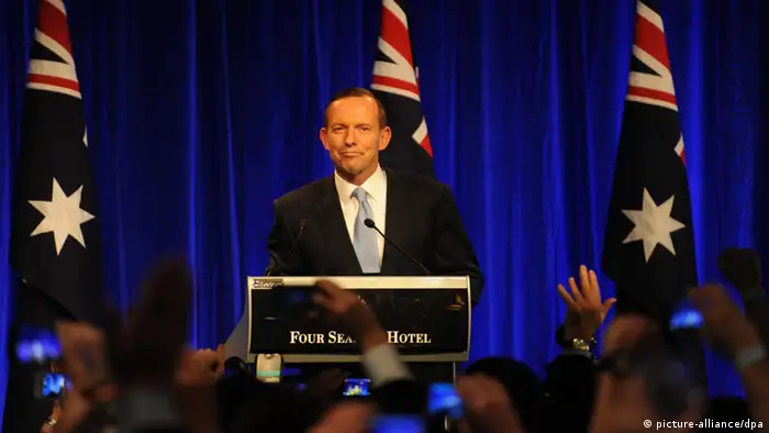 epa03855870 Tony Abbott stands behind a rostrum after his victory in the federal election at the Liberal Party function in Sydney, Australia, 07 September 2013. Tony Abbott's conservative coalition prevailed over Prime Minister Kevin Rudd's Labor Party in parliamentary elections. EPA/DEAN LEWINS AUSTRALIA AND NEW ZEALAND OUT +++(c) dpa - Bildfunk+++