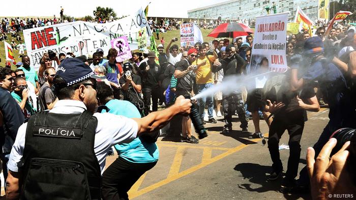 Polizeieinsatz gegen Demonstranten in Brasilia (Foto: reuters)
