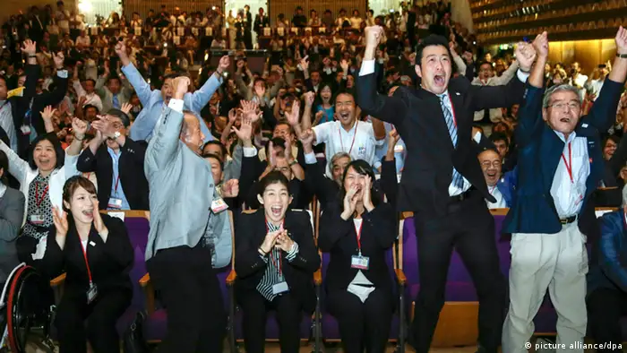 Die japanische Delegation jubelt beim IOC-Gipfel (Foto: dpa/KIMIMASA)