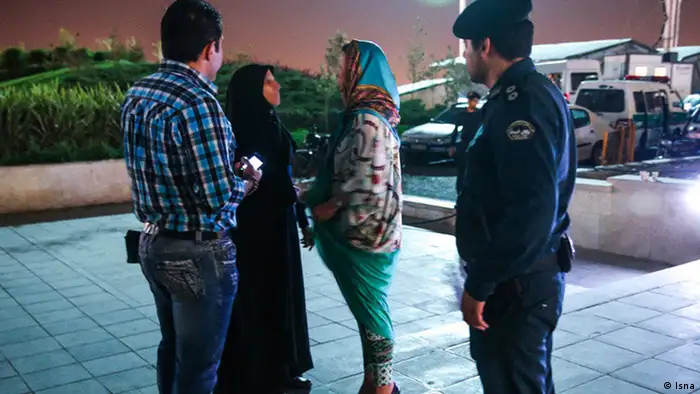 Un contrôle par la police des mœurs, à Téhéran