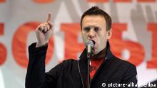 ARCHIV - Putin-Kritiker Alexej Nawalny spricht am 15.09.2012 auf einer Kundgebung in Moskau. Nawalny will bei der Bürgermeisterwahl in Moskau am 08.09.2013 den Kreml-Kandidaten und Rathauschef Sobjanin ablösen. EPA/SERGEI ILNITSKY (zu dpa Bloggender Rebell Nawalny kämpft um Bürgermeisteramt in Moskau vom 06.09.2013) +++(c) dpa - Bildfunk+++