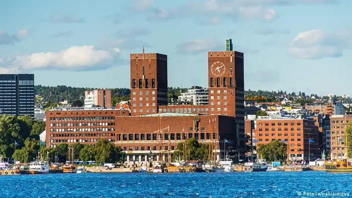 Norwegen Stadtansicht von Oslo mit Rathaus (Fotolia/nanisimova)