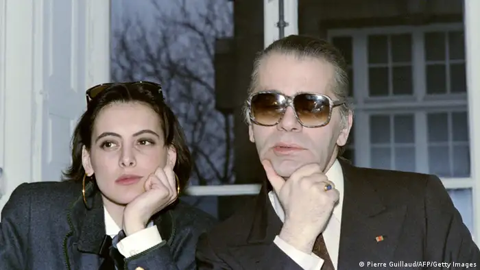 Ines de la Fressange und Karl Lagerfeld. Foto: PIERRE GUILLAUD/AFP/Getty Images