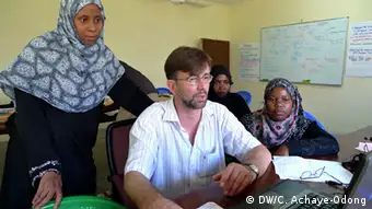 Der DW Akademie-Mitarbeiter Jasper Funck berät und unterstützt die Medien und trainiert Journalisten in Sansibar (Foto: DW Akademie/Charles Achaye-Odong).