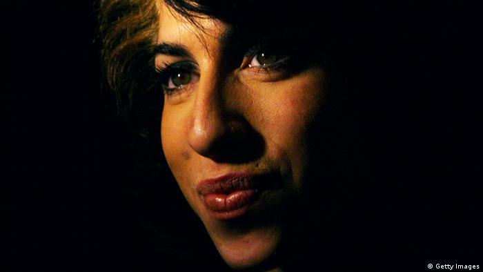 Amy Winehouse: talento musical sin igual. Ya no se drogaba, pero nadie puede saber por qué aquel 23 de julio de 2011 tomó tanto, hasta morir de una intoxicación alcohólica. Esta grandiosa diva del soul era una de las víctimas preferidas de los paparazzi, que no dejaban de fotografiarla cuando volvía totalmente drogada de cantar en algún escenario o en un club. Sus fans aún la lloran.