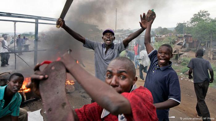Jugendliche Randalierer während der Nachwahlunruhen in Kenia 2007/2008
