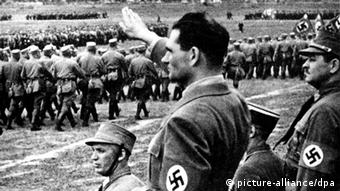 Hitler's deputy Führer, Rudolf Hess raises arm in Nazi greeting Photo: picture-alliance/dpa