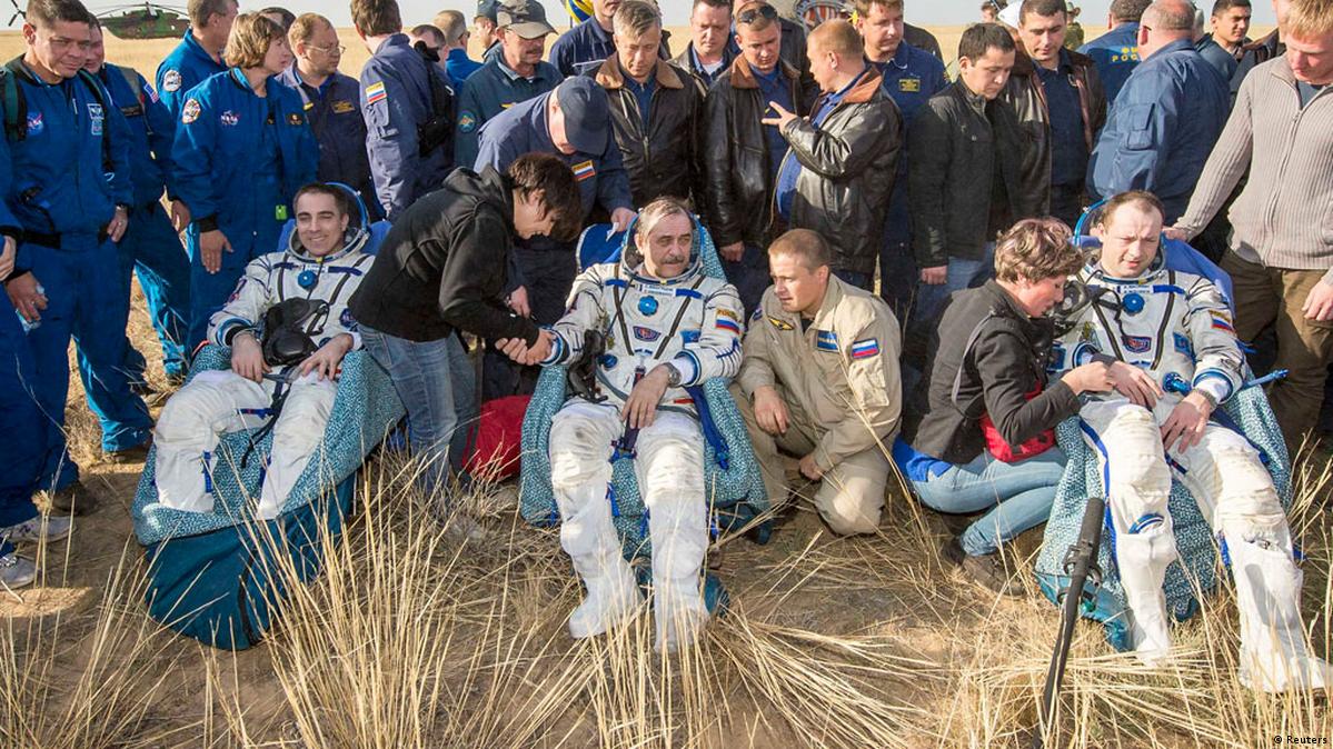 Космонавты приземлились. Аполлон 11 приводнение. Возвращение астронавтов на землю. Возвращение космонавтов. Возвращение астронавтов на землю.