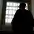 Ein Häftling in der Justizvollzugsanstalt in Bruchsal steht vor dem vergitterten Fenster eines Besucherraums (Foto: dpa)