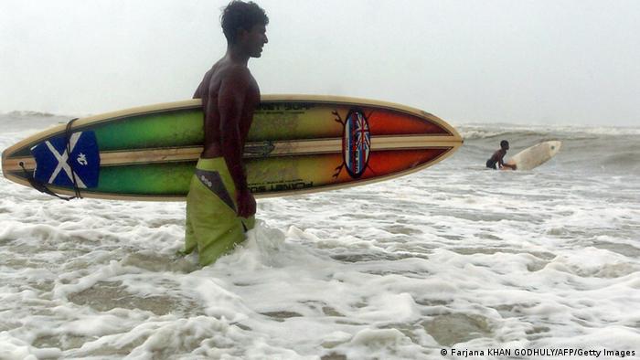Wassersport in Bangladesch Surfen