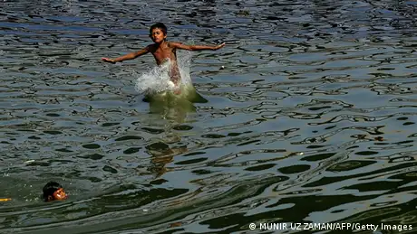 Bangladesch Kinder spielen im Wasser