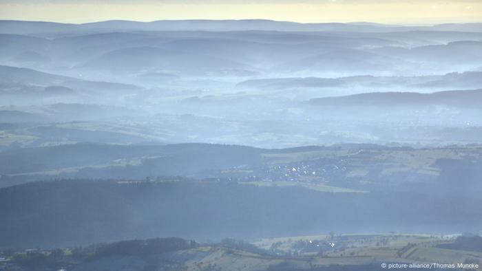 Luftaufnahme des Spessarts mit sich auflösendem Morgennebel
