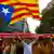 Прихильники незалежності Каталонії тримають її прапор: 2013 рік, фото з архіву