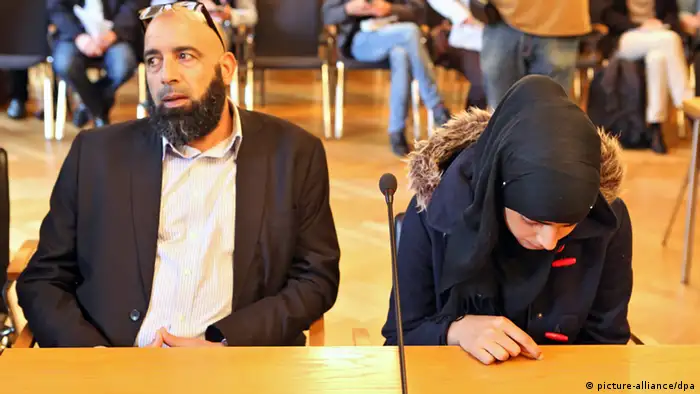 Die Schülerin Asma sitzt neben ihrem Vater Mohamed vor einem Prozess über Religionsfreiheit und Schulpflicht am 11.09.2013 in einem Saal im Bundesverwaltungsgericht in Leipzig (Sachsen). Die muslimische Schülerin will nicht am gemeinsamen Schwimmunterricht von Jungen und Mädchen teilnehmen. Foto: Jan Woitas/dpa