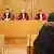 Die Schülerin Asma sitzt vor einem Prozess über Religionsfreiheit und Schulpflicht am 11.09.2013 in einem Saal im Bundesverwaltungsgericht in Leipzig (Sachsen). Die muslimische Schülerin will nicht am gemeinsamen Schwimmunterricht von Jungen und Mädchen teilnehmen. Foto: Jan Woitas/dpa