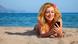 Frau mit Handy am Strand Frau mit Handy am Strand