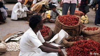 Händler und Kunden auf einem Gewürz- und Gemüsemarkt in Jaipur, der Hauptstadt des indischen Bundesstaates Rajasthan