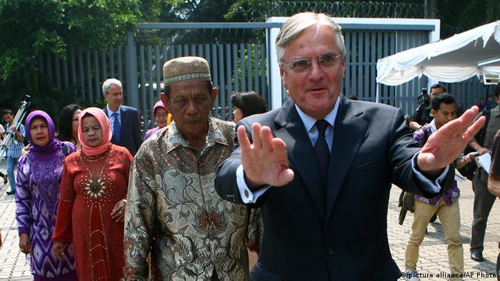 Dutch Ambassador Tjeerd de Zwaan, right, gestures to photographers as he walks with some of the surviving family members of the victims of mass killings committed by the Dutch military between 1945-1949, from left to right; Andi Intang, Nuraeni and Ambo Upe after a ceremony in Jakarta, Indonesia, Thursday, Sept. 12, 2013. (AP Photo/Dita Alangkara) pixel