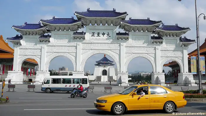 An undated file photo shows cars and motorbikes passing by the Chiang Kai-shek Memorial Hall in Taipei. Taipei on Saturday stepped up security for Chiang Kai-shek monuments after the Grass Mountain Chateau, where Chiang and his family lived until his death in 1975, was burnt down in suspected arson. Anti-Chiang sentiment is running high in Taiwan as native-born President Chen Shui-bian has vowed to erase Chiang's legacy and cut off Taiwan's links with China. EPA/DAVID CHANG +++(c) dpa - Report+++