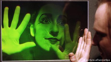 Ein Hologramm, das eine Frau mit ausgestreckten Händen zeigt, im größten Holographiemuseum Deutschlands in Bamberg (Foto: dpa/lby).