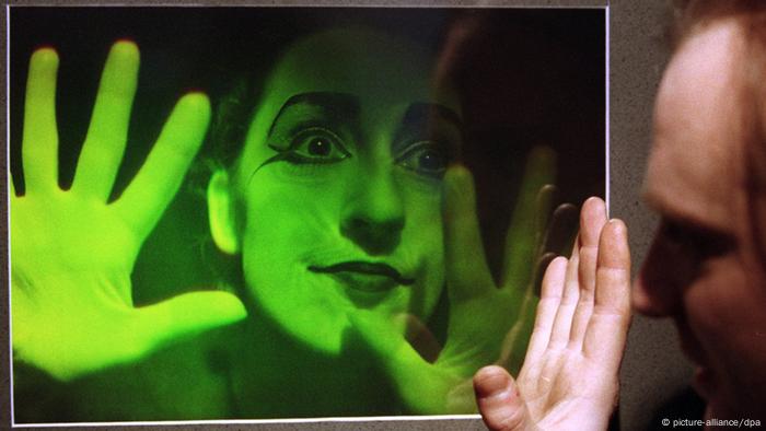 Ein Hologramm, das eine Frau mit ausgestreckten Händen zeigt, im größten Holographiemuseum Deutschlands in Bamberg (Foto: dpa/lby).