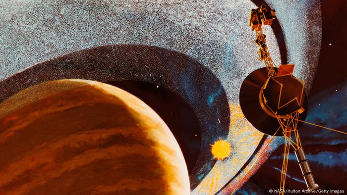 künstlerishce Darstellung eines Vorbeiflugs einer Sonde am Saturn (Foto: NASA/Hulton Archive/Getty Images)