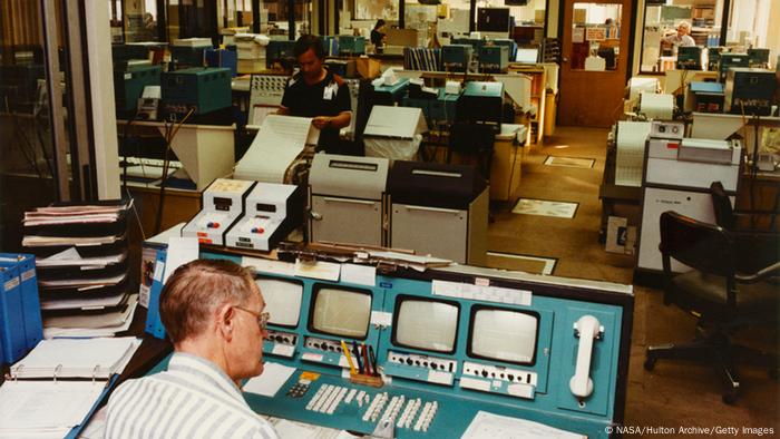 Las distantes sondas son monitoreadas y controladas por el centro de control de la misión Voyager en el Instituto de Tecnología de California, en Pasadena (en esta foto de 1980). Por supuesto, el equipo es hoy en día mucho más moderno. Pero la NASA tiene que consultar regularmente a los ingenieros que diseñaron y construyeron la Voyager, a pesar de que se retiraron hace mucho tiempo.