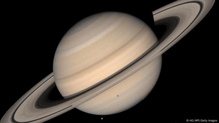  La Voyager 2 envió a la Tierra esta foto a todo color de Saturno. La sonda alcanzó el sexto planeta en nuestro sistema solar en 1981. En términos del espacio exterior, esta foto es un primer plano real: fue tomada desde una distancia de solo 21 millones de kilómetros.