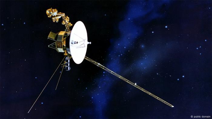 Con un peso de 825 kilos en la Tierra, las sondas Voyager se encuentran entre las mayores historias de éxito de la NASA. Ambas todavía envían regularmente datos confiables desde el espacio. Pero se están alejando cada vez más de la Tierra y se espera que la conexión de radio funcione hasta 2030.