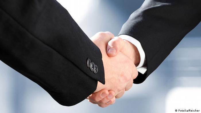 Businesspeople shaking hands (Fotolia/Reicher)