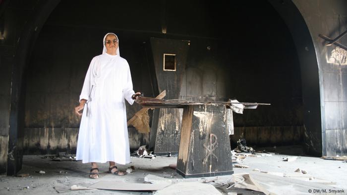 Eine Nonne in der Kapelle einer ausgebrannten Franziskaner-Schule in Beni Suef in Ägypten (Foto: DW/Symank)