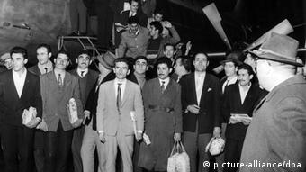 Türkische Gastarbeiter kommen 1961 auf dem Flughafen in Düsseldorf an. (Foto:dpa)