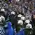 Policija zmeđu dvije navijačke skupine na utakmici Schalke04 - PAOK