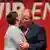 Kanzlerkandidat Peer Steinbrück (SPD) und seine Ehefrau Gertrud Steinbrück umarmen sich am 16.06.2013 in Berlin beim Parteikonvent der SPD (Foto_: picture-alliance/dpa)