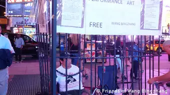 Der Menschenrechtsaktivist Wang Juntao protestiert seit 5 Tagen und Nächten auf dem Times Square in New York. Appell auf Freilassung des chinesischen Menschenrechtsaktivisten Wang Bingzhang *** eingestellt im September 2013