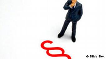 Symbolbild: Figur steht auf weißem Untergrund vor einem roten Paragrafenzeichen (Foto: BilderBox)