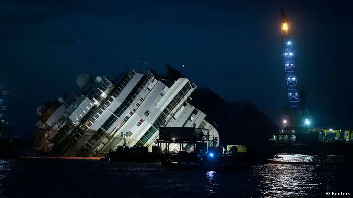 Die Bergung der Costa Concordia geht auch in der Nacht weiter (Foto: REUTERS/Tony Gentile) 