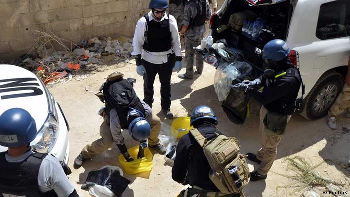 U.N. chemical weapons experts prepare before collecting samples from one of the sites of an alleged chemical weapons attack in Damascus' suburb of Zamalka in this August 29, 2013 file photo. A report by U.N. chemical weapons experts will likely confirm that poison gas was used in an August 21 attack on Damascus suburbs that killed hundreds of people, U.N. Secretary-General Ban Ki-moon said on September 13, 2013. France's U.N. ambassador, Gerard Araud, told reporters that September 16, 2013 is the tentative date for Ban to present Sellstrom's report to the Security Council and other U.N. member states. REUTERS/Bassam Khabieh/Files (SYRIA - Tags: POLITICS CIVIL UNREST CONFLICT HEALTH)--eingestellt von haz