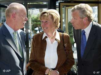 Jaap de Hoop Scheffer, su esposa y Peter Struck, ministro alemán de Defensa. (De derecha a izqu.)